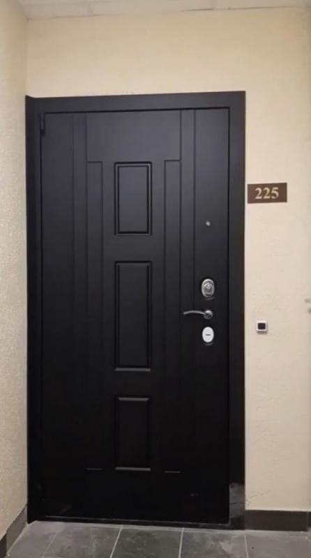 Только что установленная входная дверь Гранит!